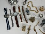 beaucoup de montres et d'autres montres posées sur une table