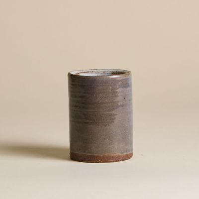un gros plan d'un petit vase posé sur une table