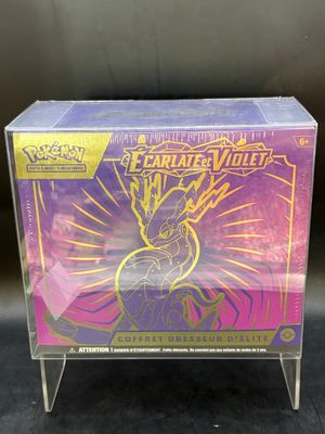 un gros plan sur une boîte de Pokémon TCW TCW TCW TCW TCW TCW TC
