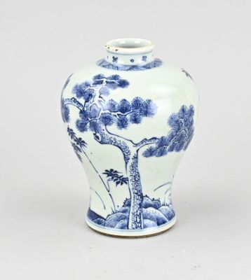 Vase chinois en porcelaine bleue et blanche orné d'un motif de pin, XXe siècle