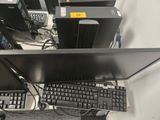un bureau d'ordinateur équipé d'un clavier et d'un écran