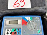 un sac contenant un multimètre numérique