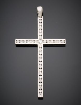 Grand PENDENTIF "croix" en or gris (750°/°°) serti d'alignem…