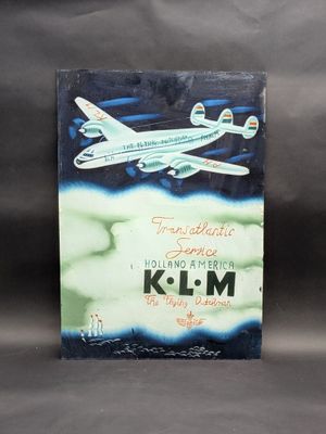 un livre sur lequel figure l'image d'un avion volant dans le ciel