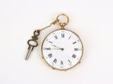 une montre à gousset en or à laquelle est attachée une clé