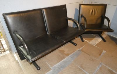 deux fauteuils en cuir noir placés l'un à côté de l'autre dans une pièce