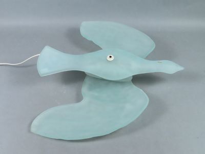 un oiseau bleu perché sur une table