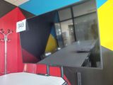 une table et un miroir dans une pièce aux murs colorés