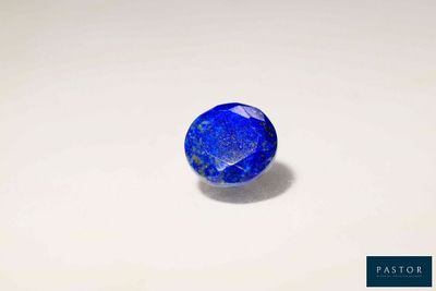 gros plan d'un saphir bleu sur une surface blanche