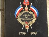 livre noir avec un motif rouge, blanc et bleu sur la couverture