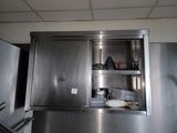 un comptoir en acier inoxydable dans une cuisine commerciale