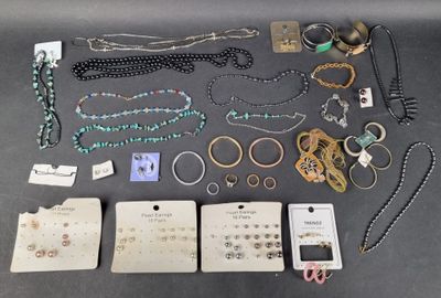 Plusieurs bijoux sont disposés sur une table