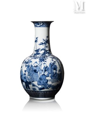 un vase bleu et blanc posé sur une surface blanche