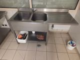 une cuisine équipée d'un évier et de deux lavabos