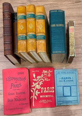 plusieurs livres posés sur une table, dont plusieurs sont alignés les uns à côté des autres