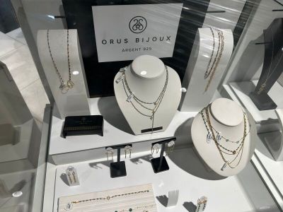 de nombreux colliers et bracelets exposés dans une vitrine