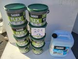 plusieurs seaux de « Sander Flex » à côté d'un conteneur de « Sander Flex »