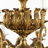Grand lustre de château orné de putti, en bronze doré, de st… (photo 5)