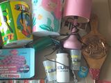 une boîte en carton sur laquelle sont posés divers objets