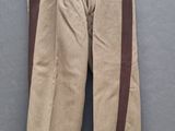un vieux pantalon suspendu à un cintre accroché au mur
