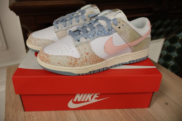 NIKE – Paire de basquets DUNK LOW. Taille : 38.5. Neuf. Possibili...