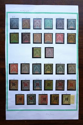 une photo d'une photo d'une table sur laquelle sont posés des timbres