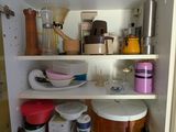 un placard sur lequel sont posés de nombreux plats et bols
