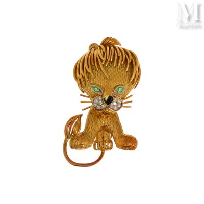 une broche représentant un chat aux yeux verts