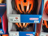 Des cartons de casques sont empilés les uns sur les autres par terre