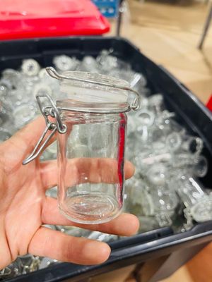 une personne tenant un verre d'eau devant un bac rempli de glaçons