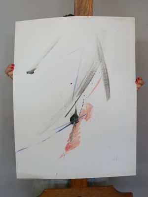 une femme tenant un tableau posé sur un chevalet