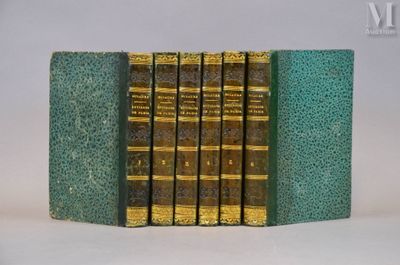 trois livres sont empilés sur une surface blanche