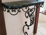 une étagère supérieure en marbre fixée au mur d'une pièce