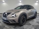 Le SUV Nissan Juke est garé sur un sol à damier