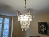 un lustre suspendu au plafond d'une chambre à coucher