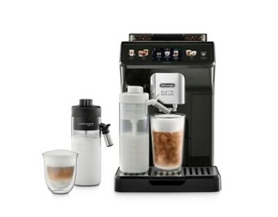 une machine à café noir posée à côté d'un verre d'eau