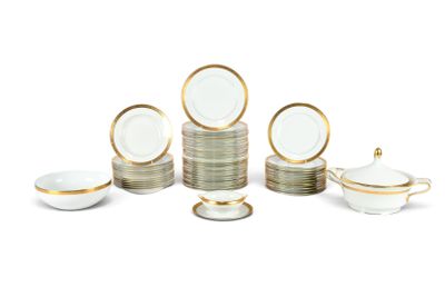 beaucoup d'assiettes et de tasses sur la table