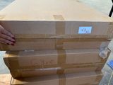 une personne tenant une pile de cartons posés sur une palette