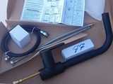 une boîte contenant quelques outils, posée sur une table