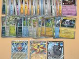 beaucoup de cartes pokemon différentes sur la table