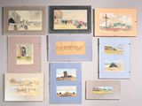 de nombreux tableaux accrochés au mur d'une pièce