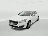 une voiture blanche dans une pièce blanche au sol blanc
