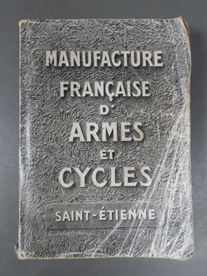 un gros plan sur une pancarte accrochée au mur indiquant « Manufacture Française » et « Arms Cycles »