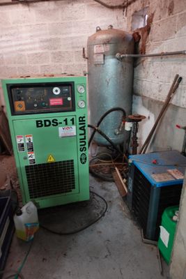 une machine verte qui trône dans un coin de la pièce