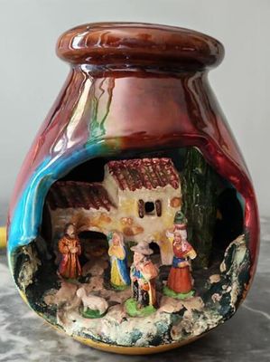un petit vase contenant une crèche