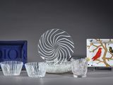 many different glass pieces sitting on a table
