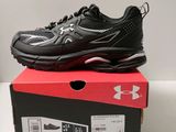 une paire de baskets noires posée sur une boîte rouge