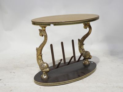 une table dorée et noire avec un plateau en bois sur fond blanc