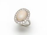 une bague en oplite et diamants, par van cleef