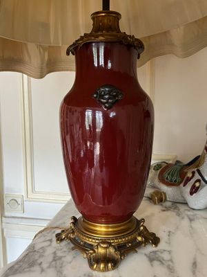 a lamp that is on top of a marble table